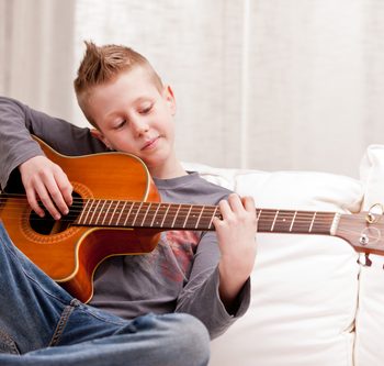 כיצד שיעורי גיטרה תורמים לילדינו?